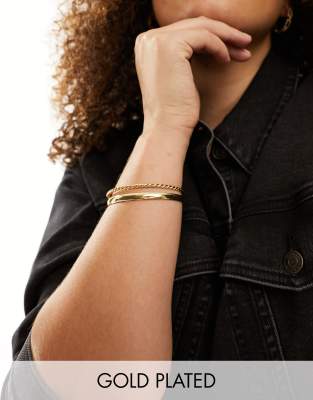 ASOS DESIGN Curve - 14-karätig vergoldetes Armband mit einem schlichten Armreif und einem mit verdrehtem Design-Goldfarb...