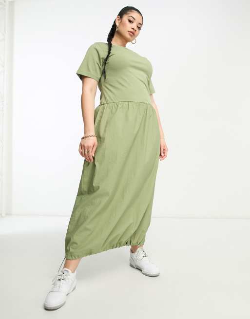 ASOS DESIGN Curve - 2-in-1 midi T-shirtjurk met ronde hals en cargorok in kaki