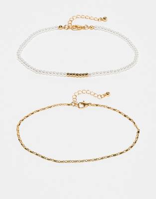 ASOS DESIGN Curve - 2er-Pack goldfarbene Fußkettchen mit 14-Karat-Vergoldung im zartem Ketten- und Kunstperlendesign
