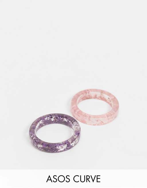 ASOS DESIGN Curve – 2er-Pack Ringe aus Kunstharz mit Blumendesign in Rosa und Lila