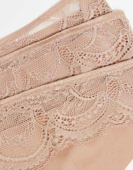 ASOS DESIGN Curve – 3er-Pack sich nicht abzeichnende Tangas in Beige mit Spitzeneinsatz, 4 von 4