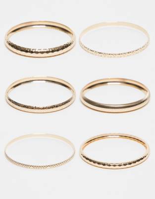 ASOS DESIGN Curve - 6er-Pack goldfarbene Armbänder in verschiedenen gehämmerten Designs