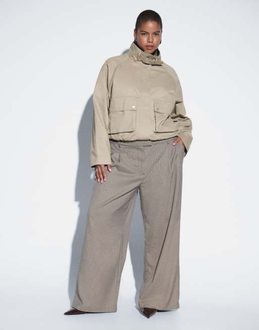 ASOS DESIGN Curve 80-tals utility kort trenchjacka i mörk sten, 3 av 4