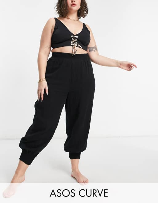 ASOS DESIGN Curve - Aangerimpelde harembroek voor op het strand in zwart