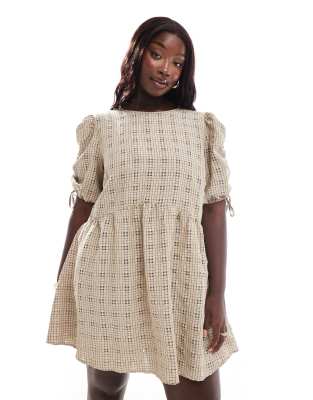 ASOS DESIGN Curve - Aangerimpelde mini jurk met mouwen met ruches en ruitenprint in naturel - view 1