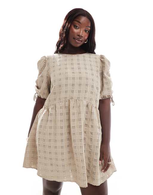 ASOS DESIGN Curve - Aangerimpelde mini jurk met mouwen met ruches en ruitenprint in naturel