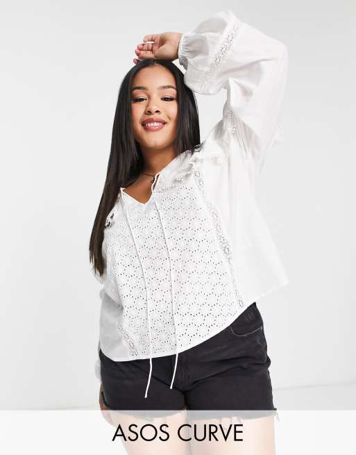 ASOS DESIGN Curve - Aangerimpelde top met broderie-mix en ruches in wit