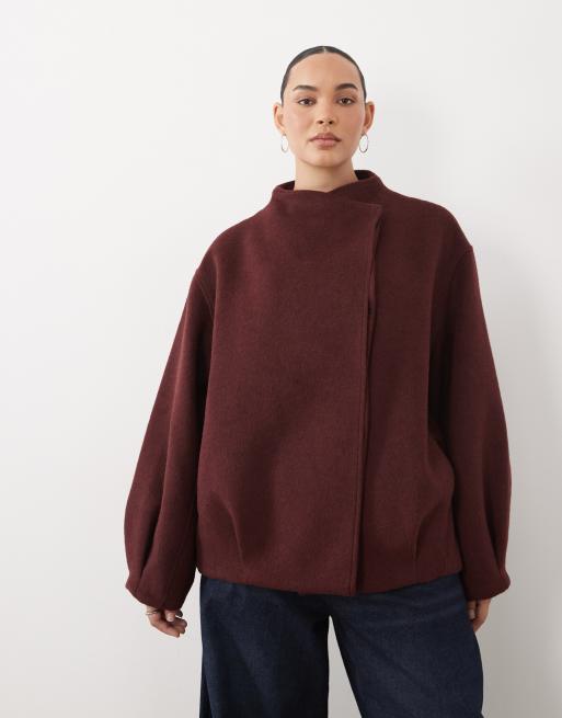 ASOS DESIGN Curve - abrigo formal corto con cuello cascada y lana en burdeos, 2 de 4