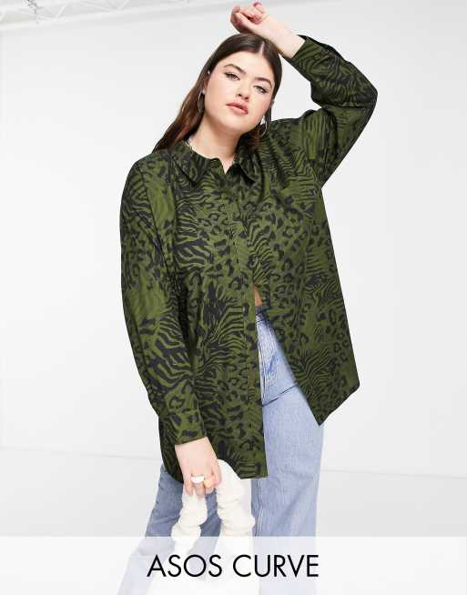 ASOS DESIGN Curve – Abstrakt djurmönstrad, lång skjorta i oversize