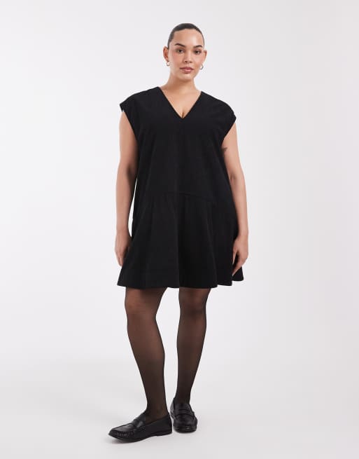 ASOS DESIGN Curve afslappet minikjole med v-hals og sænket talje i fløjl i sort, 2 af 4