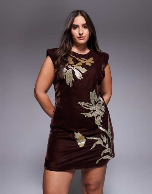 ASOS DESIGN Curve – Aksamitna bordowa sukienka mini z poduszkami na ramionach i kwiatowym zdobieniem