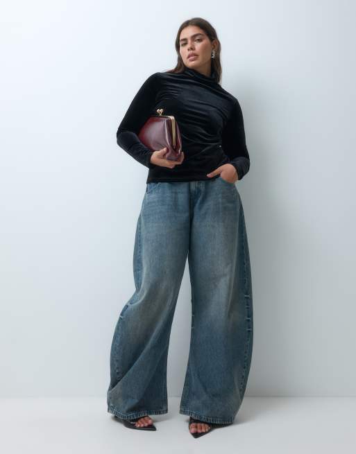 ASOS DESIGN Curve aksamitny top z golfem w kolorze czarnym, 3 z 5