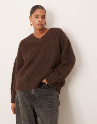 ASOS DESIGN Curve - Angerauter Oversize-Strickpullover in Schokobraun mit V-Ausschnitt-Brown