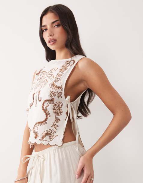 ASOS DESIGN Curve – Angie Palm Beach – Kamiennobeżowy top bez rękawów z tropikalnym haftem i wiązaniem z boku - view 1