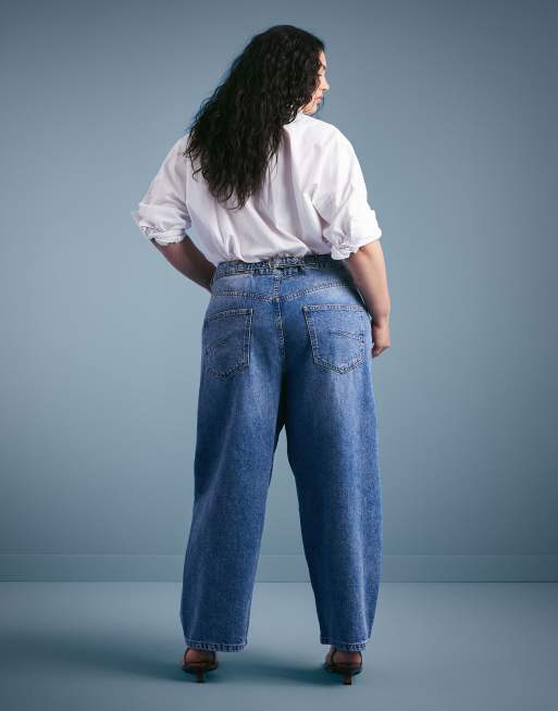 ASOS DESIGN Curve ankle grazer barrel jeans with cinch rise in midwash , 2 of 5