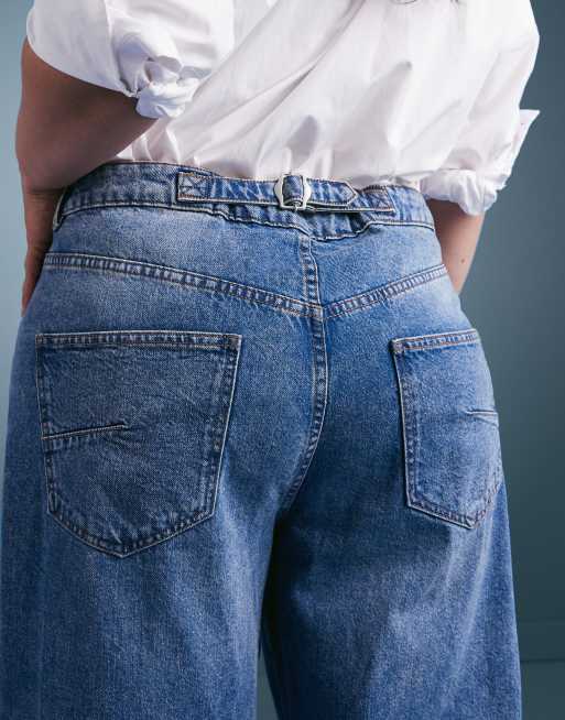ASOS DESIGN Curve ankle grazer barrel jeans with cinch waist in midwash , 4 of 5