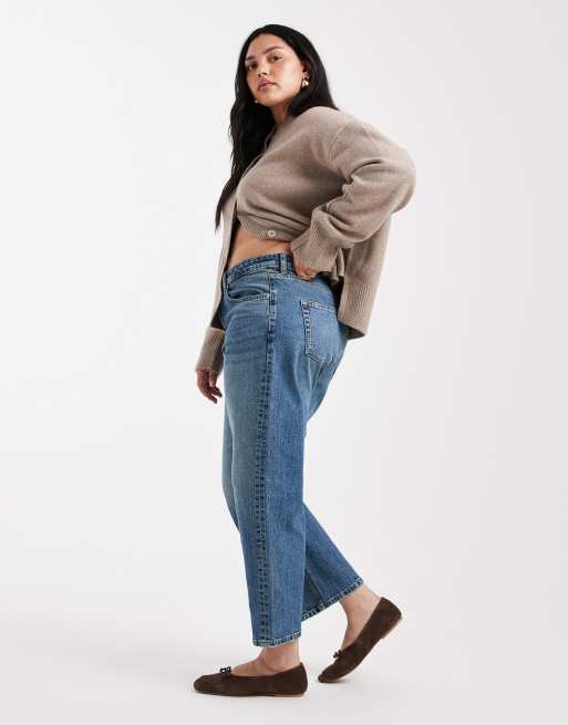 ASOS DESIGN Curve ankle grazer comfort stretch straight leg jeans in mid blue , 3 of 5