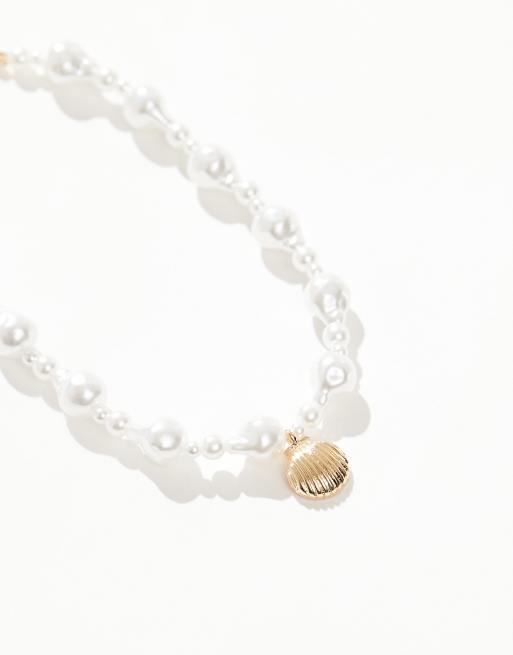 ASOS DESIGN Curve anklet with shell and faux pearl charm in gold tone, 2 of 4