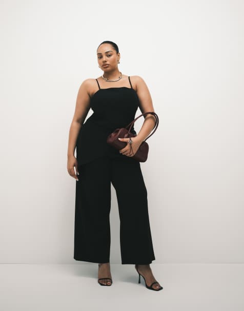 ASOS DESIGN Curve – Anschmiegsames Camisole-Oberteil mit geschwungener Brustpartie und Wickelrock aus Twill in Schwarz - view 1