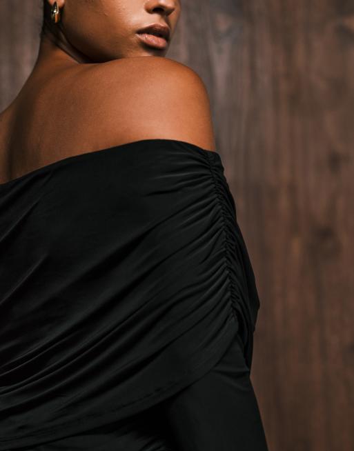 ASOS DESIGN Curve – Anschmiegsames, langärmliges Oberteil in Schwarz mit drapiertem Carmen-Ausschnitt, 2 von 4