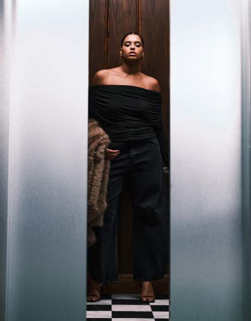 ASOS DESIGN Curve – Anschmiegsames, langärmliges Oberteil in Schwarz mit drapiertem Carmen-Ausschnitt, 3 von 4