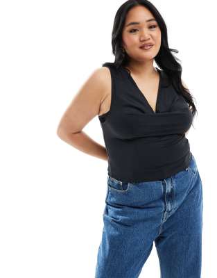 ASOS DESIGN Curve - Anschmiegsames Tanktop in Schwarz mit Wasserfallausschnitt