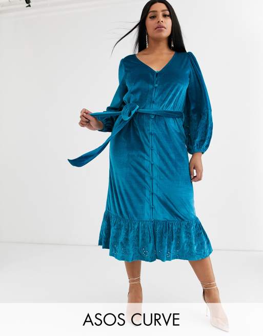 ASOS DESIGN Curve – Aquablaues Midi-Wickelkleid aus Samt mit Lochstickerei