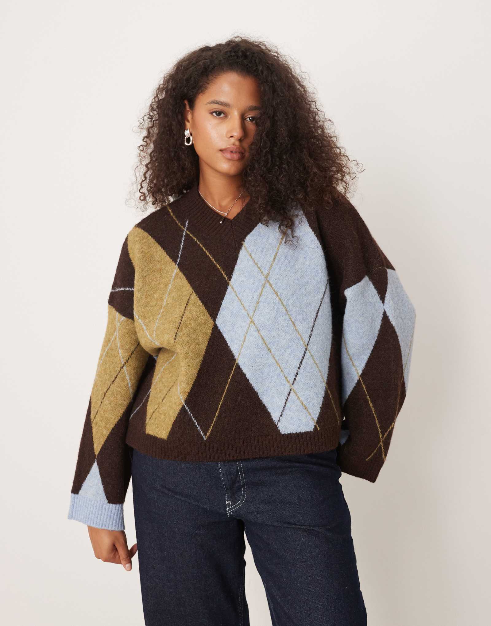 ОБЛЕГАЮЩИЙ свитер ASOS DESIGN Curve argyle с V-образным вырезом шоколадного цвета