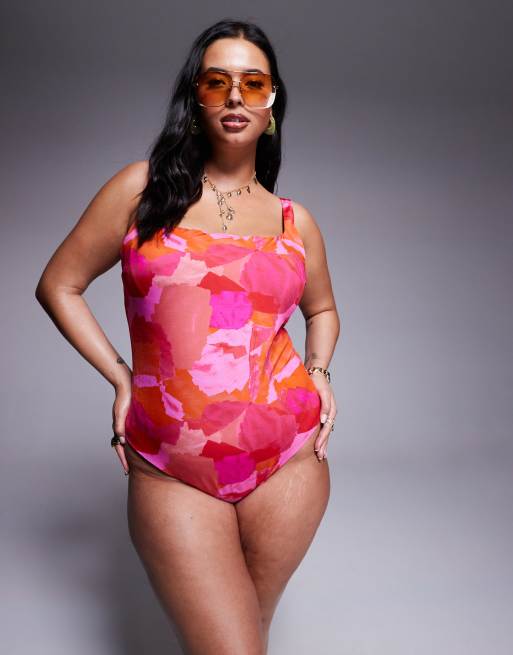 ASOS DESIGN Curve - Arina Ultimate Revenge - Pink og rød formgivende badedragt med firkantet hals og abstrakt print - Kun hos ASOS