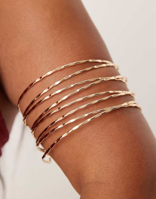 ASOS DESIGN Curve - Armband met gehamerd omslagontwerp in goudkleur, 2 van 3