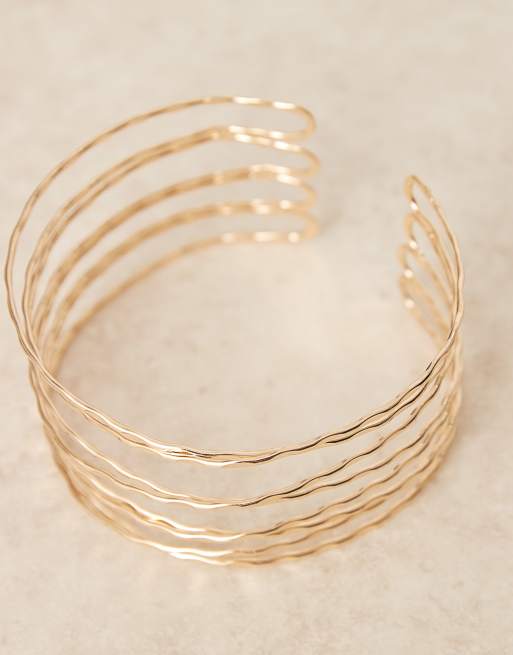 ASOS DESIGN Curve - Armband met gehamerd omslagontwerp in goudkleur, 3 van 3