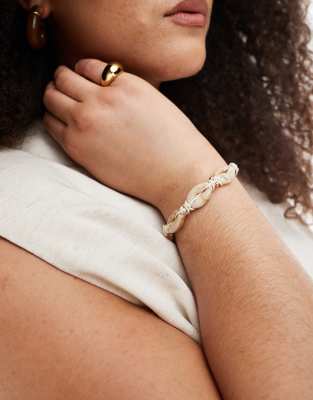 ASOS DESIGN Curve - Armband mit Kunstmuscheln und goldfarbenen Perlen
