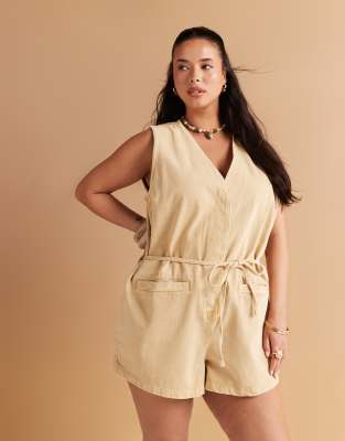 ASOS DESIGN Curve - Ärmelloser Playsuit aus hellbraunem Denim mit Bindung am Rücken