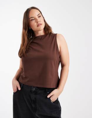 ASOS DESIGN Curve - Ärmelloses Baumwoll-Tanktop in Schokobraun mit U-Boot-Ausschnitt und asymmetrischem Saum-Schwarz