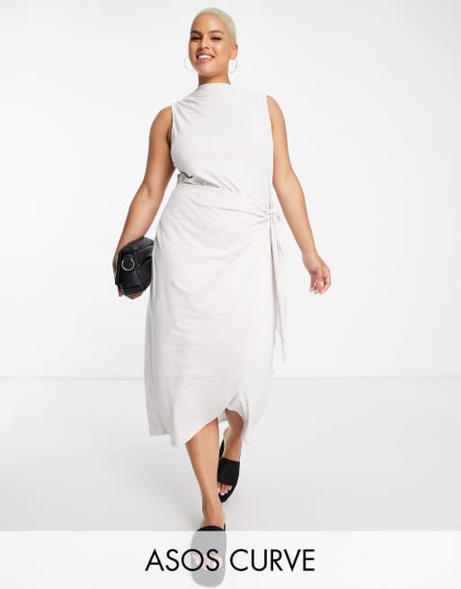 ASOS DESIGN Curve – Ärmelloses, hochgeschlossenes Midi-Wickelkleid mit Sarong-Design in Hellbeige