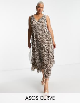 ASOS DESIGN Curve - Ärmelloses, trapezförmiges Plissee-Maxikleid mit V-Ausschnitt und Animalprint-Bunt