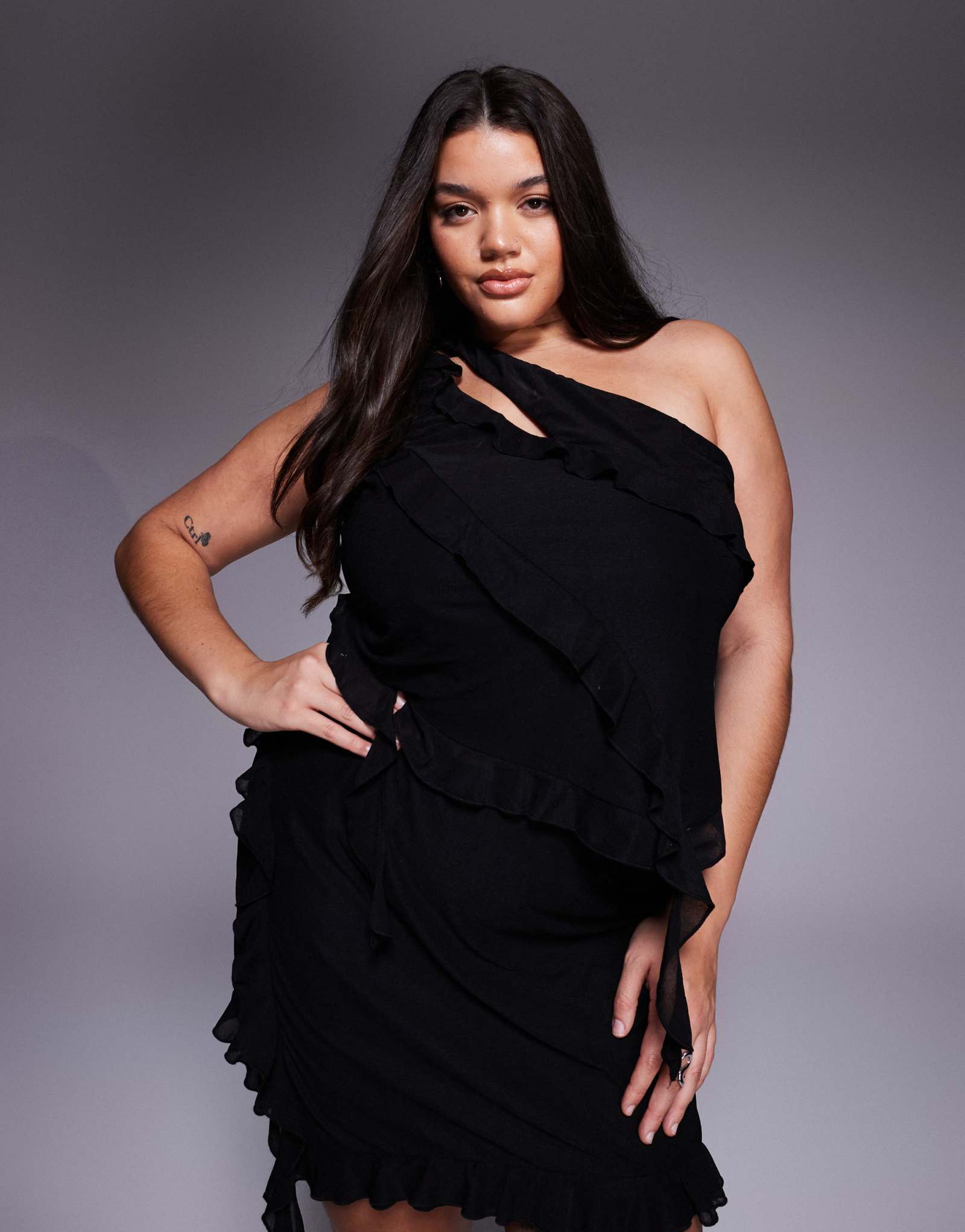 Асимметричный топ с оборками и вырезом черного цвета от ASOS DESIGN Curve