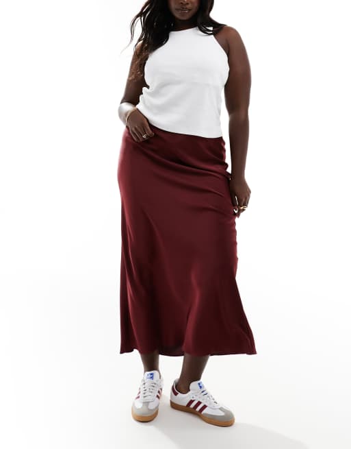 ASOS DESIGN Curve – Asymmetrischer Midirock aus Satin in Burgunderrot