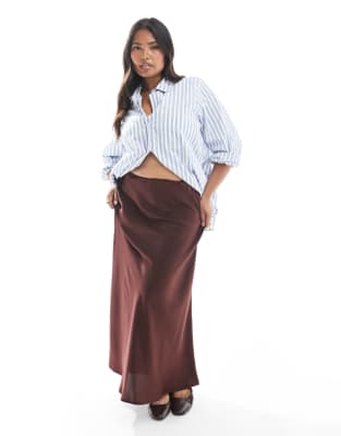 ASOS DESIGN Curve - Asymmetrischer Satin-Maxirock in Schokobraun-Brown