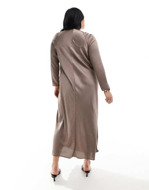 ASOS DESIGN Curve – Asymmetrisches Satin-Maxikleid in Mokka mit Knopfdetail, 2 von 4