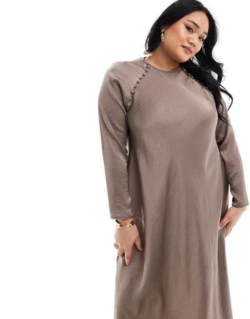 ASOS DESIGN Curve – Asymmetrisches Satin-Maxikleid in Mokka mit Knopfdetail, 3 von 4