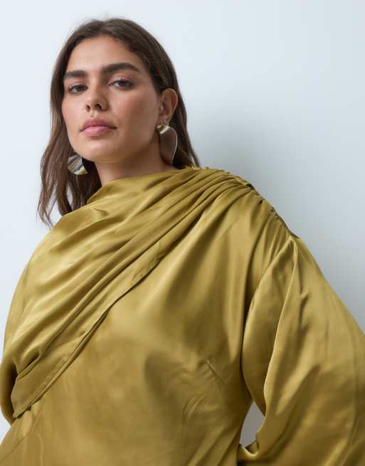 ASOS DESIGN Curve asymmetrisk maxiklänning med blusärmar i satin, gul, 5 av 5