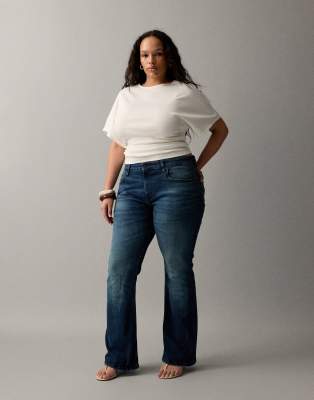 ASOS DESIGN Curve - Ausgestellte Bootcut-Jeans in dunkler mittlerer Waschung-Blau