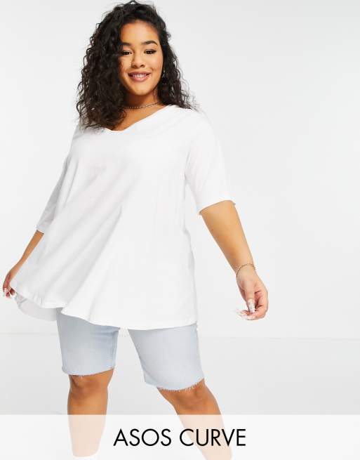ASOS DESIGN Curve – Ausgestelltes T-Shirt mit V-Ausschnitt in Weiß