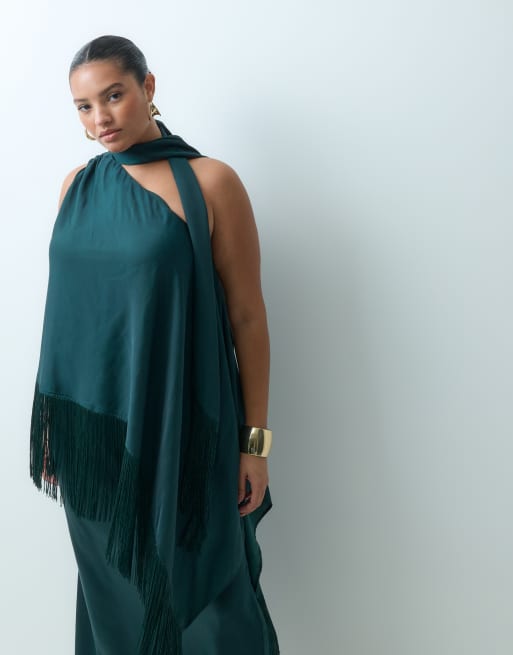 ASOS DESIGN Curve axelbandslös maxiklänning i satin med fransar och scarf i mörk, 2 av 4
