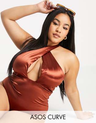ASOS DESIGN Curve – Badeanzug mit gekreuzten Riemen am Ausschnitt in Braun