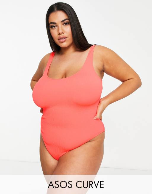 ASOS DESIGN Curve - Badpak met lage ronde achterkant van kreukelstof in koraalkleur