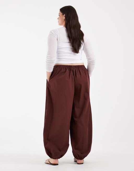 ASOS DESIGN Curve – Ballon-Schlupfhose aus Baumwoll-Nylon-Mix in Braun, 4 von 5