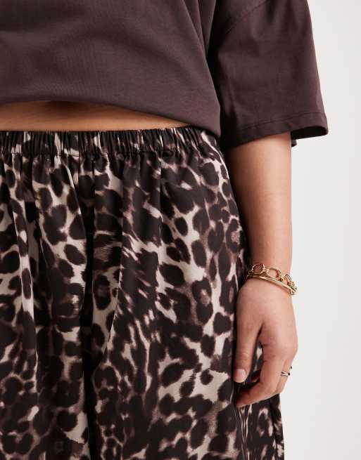 ASOS DESIGN Curve – Ballon-Schlupfhose aus Baumwoll-Nylon-Mix mit Animalprint, 4 von 5