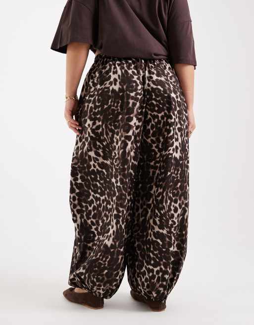 ASOS DESIGN Curve – Ballon-Schlupfhose aus Baumwoll-Nylon-Mix mit Animalprint, 5 von 5